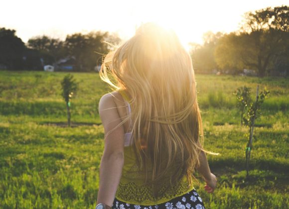 Jak zrobić lekki i naturalny makijaż do szkoły? Poradnik woman walking on lawn with trees