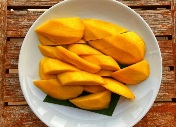 Mango - zdrowy owoc pełen witamin i właściwości zdrowotnych sliced fruit on white ceramic bowl