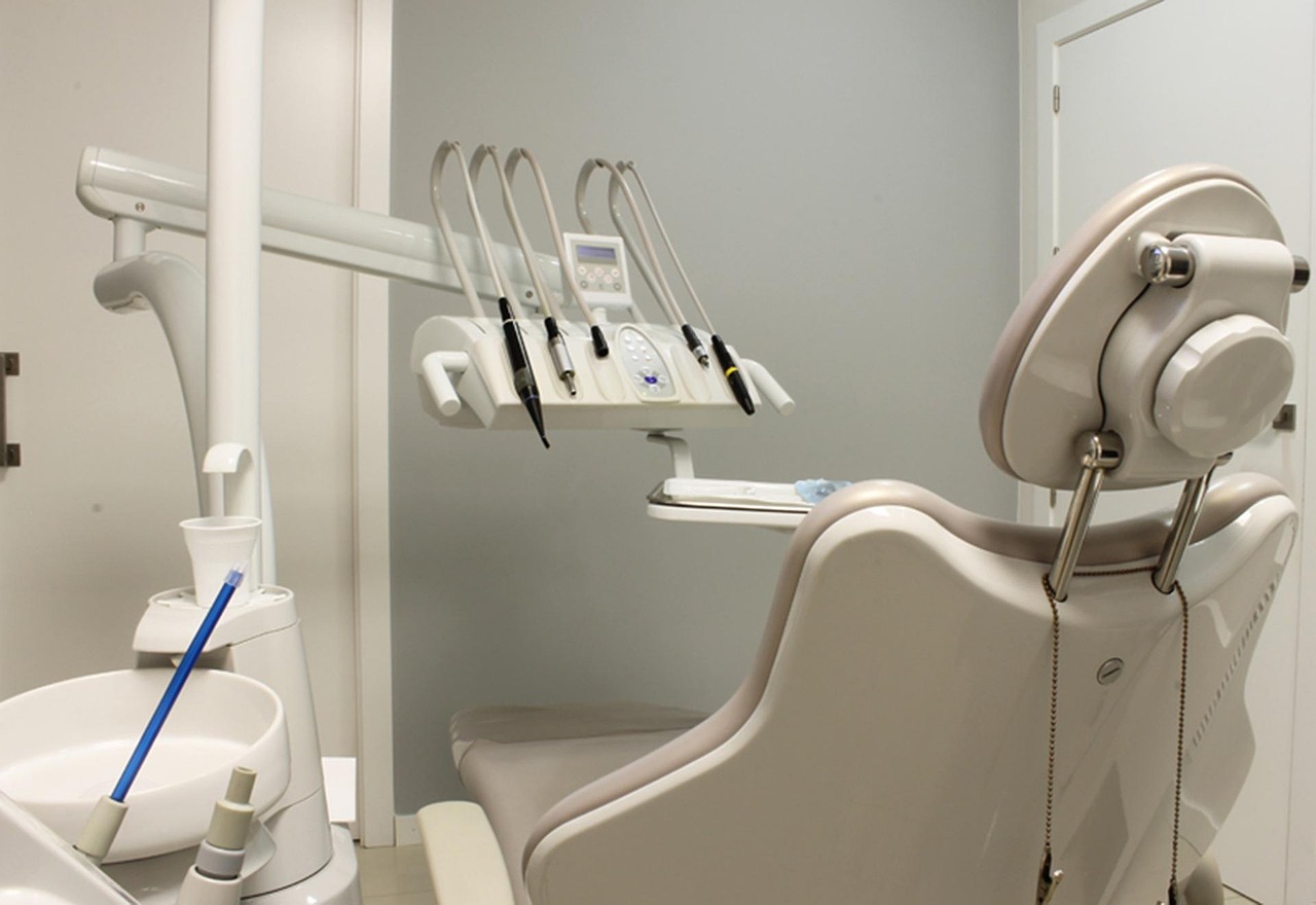 Czym jest endodoncja i jak wpływa na zdrowie Twojego uśmiechu? Dentysta